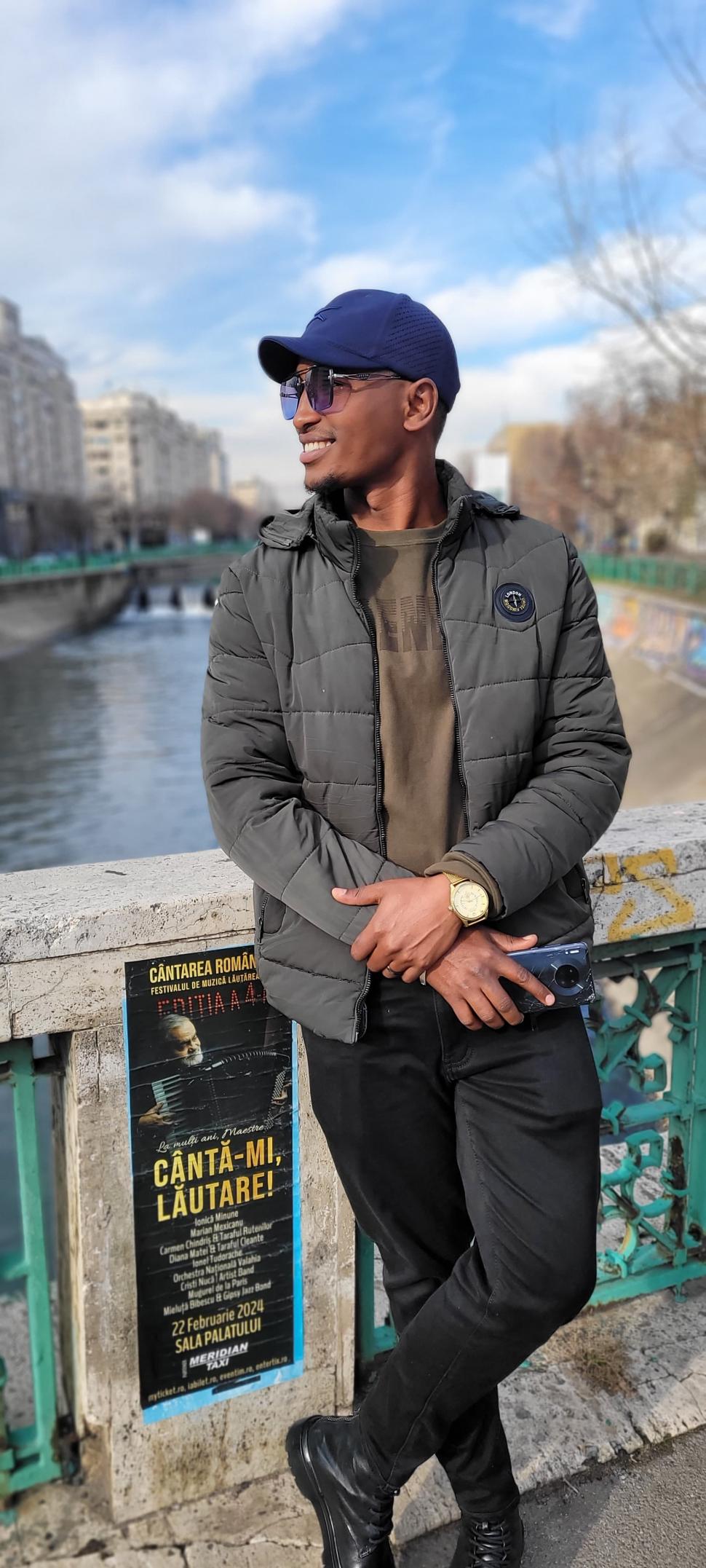 Un inginer etiopian cu MBA a ajuns maestru de caddy în România. ”Țara asta are ceva pentru toată lumea” 947824