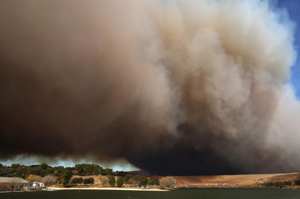  Un nou incendiu a izbucnit la nord de Los Angeles: „Hughes Fire” este alimentat de vânturile Santa Ana, s-au emis ordine de evacuare 947872