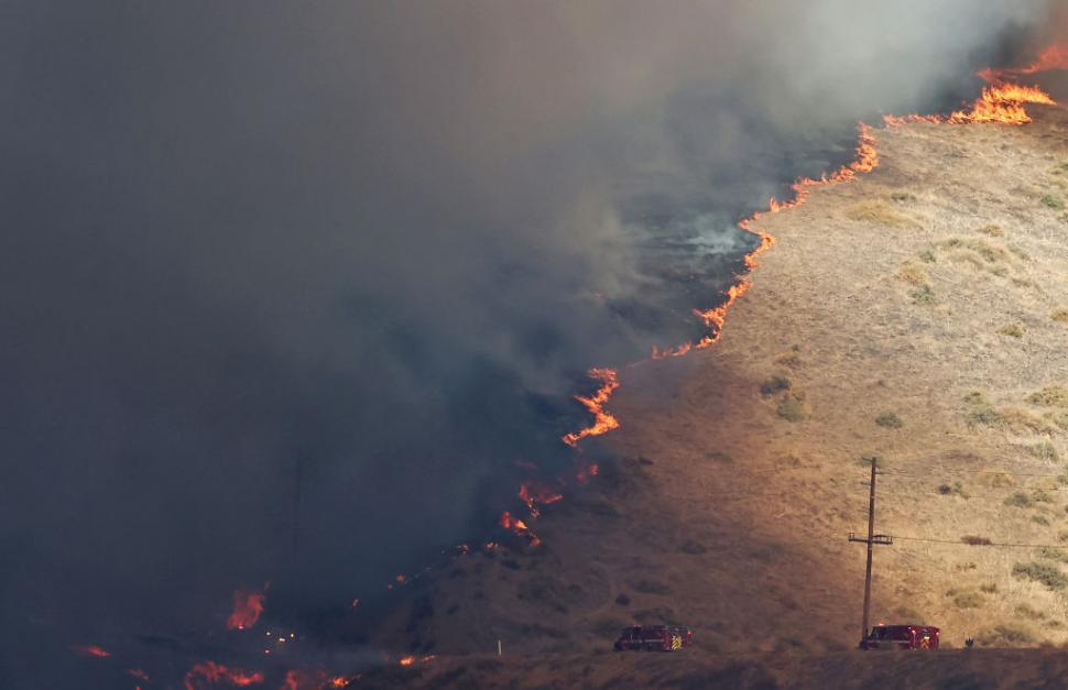  Un nou incendiu a izbucnit la nord de Los Angeles: „Hughes Fire” este alimentat de vânturile Santa Ana, s-au emis ordine de evacuare 947874