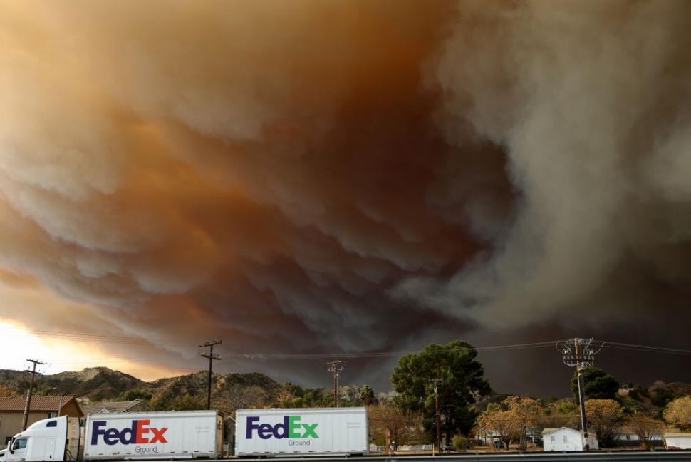  Un nou incendiu a izbucnit la nord de Los Angeles: „Hughes Fire” este alimentat de vânturile Santa Ana, s-au emis ordine de evacuare 947878