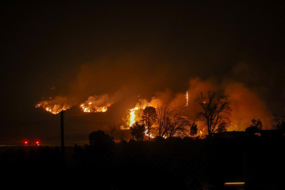  Un nou incendiu a izbucnit la nord de Los Angeles: „Hughes Fire” este alimentat de vânturile Santa Ana, s-au emis ordine de evacuare 947879