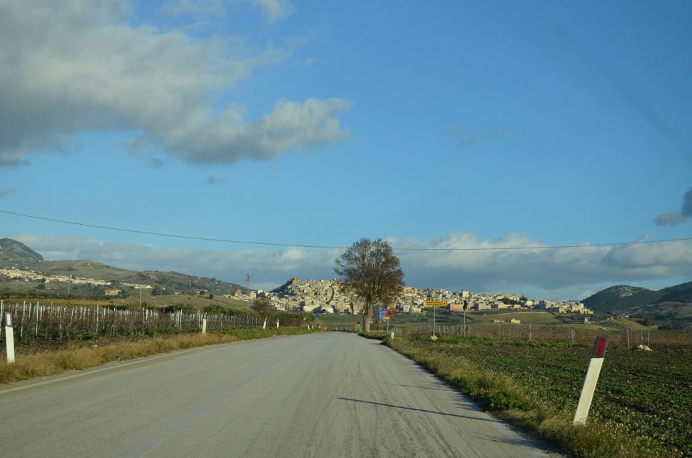 După ce orașele le-au fost luate cu asalt de americani, italienii s-au prins că pot cumpăra și ei case de 1 euro: „Am fost orbi” 948030