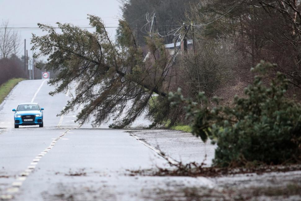 Furtuna Eowyn a făcut prăpăd în Irlanda: zboruri anulate, școli închise și rafale de vânt de aproape 200 km/h 948241