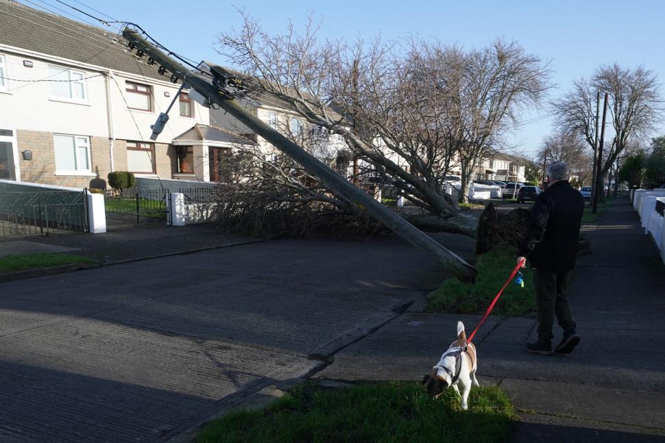 Furtuna Eowyn a făcut prăpăd în Irlanda: zboruri anulate, școli închise și rafale de vânt de aproape 200 km/h 948242