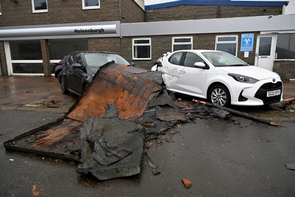 Furtuna Eowyn a făcut prăpăd în Irlanda: zboruri anulate, școli închise și rafale de vânt de aproape 200 km/h 948243