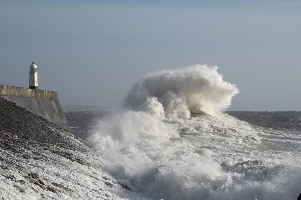 Furtuna Eowyn a făcut prăpăd în Irlanda: zboruri anulate, școli închise și rafale de vânt de aproape 200 km/h 948249