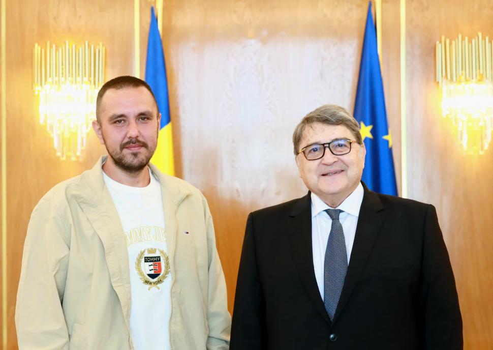 Marinarul român ținut captiv de rebelii Houthi timp de 14 luni a ajuns în România. A fost primit de ministrul de Externe la sediul MAE 948156