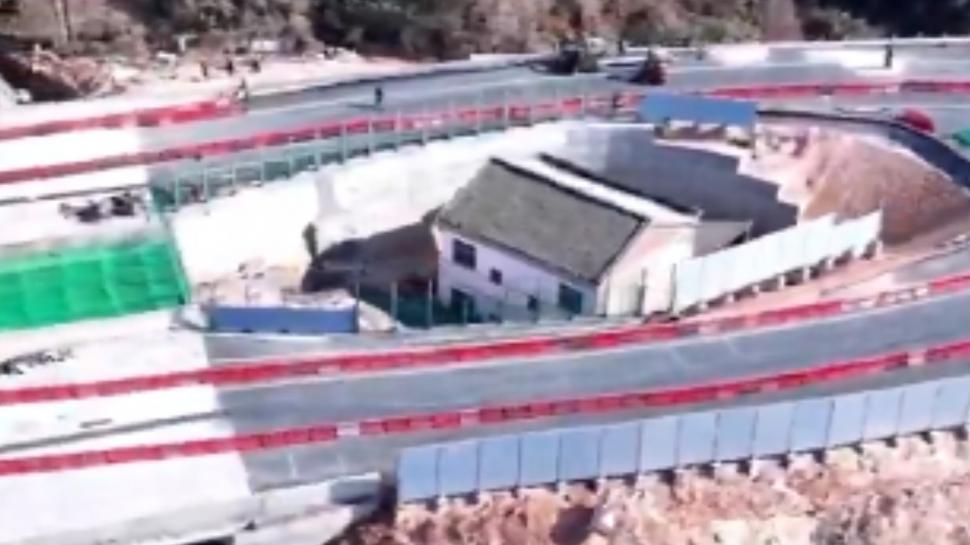 Cum a ajuns un bărbat să locuiască în mijlocul unei autostrăzi, după ce a refuzat o sumă uriașă de bani 948337