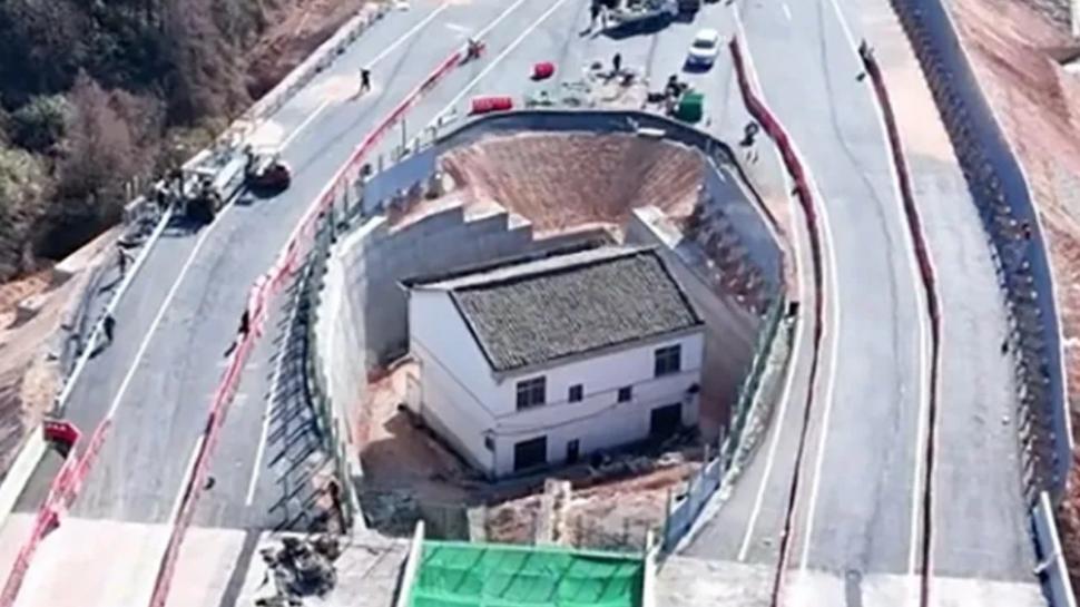 Cum a ajuns un bărbat să locuiască în mijlocul unei autostrăzi, după ce a refuzat o sumă uriașă de bani 948338