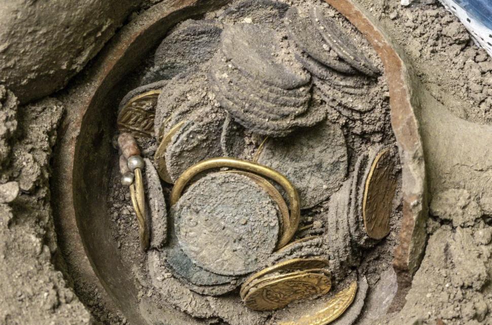Descoperire arheologică rară: Un tezaur de sute de monede venețiene, din aur și argint, a fost găsit în ulcioare, lângă Marea Galileei 948313