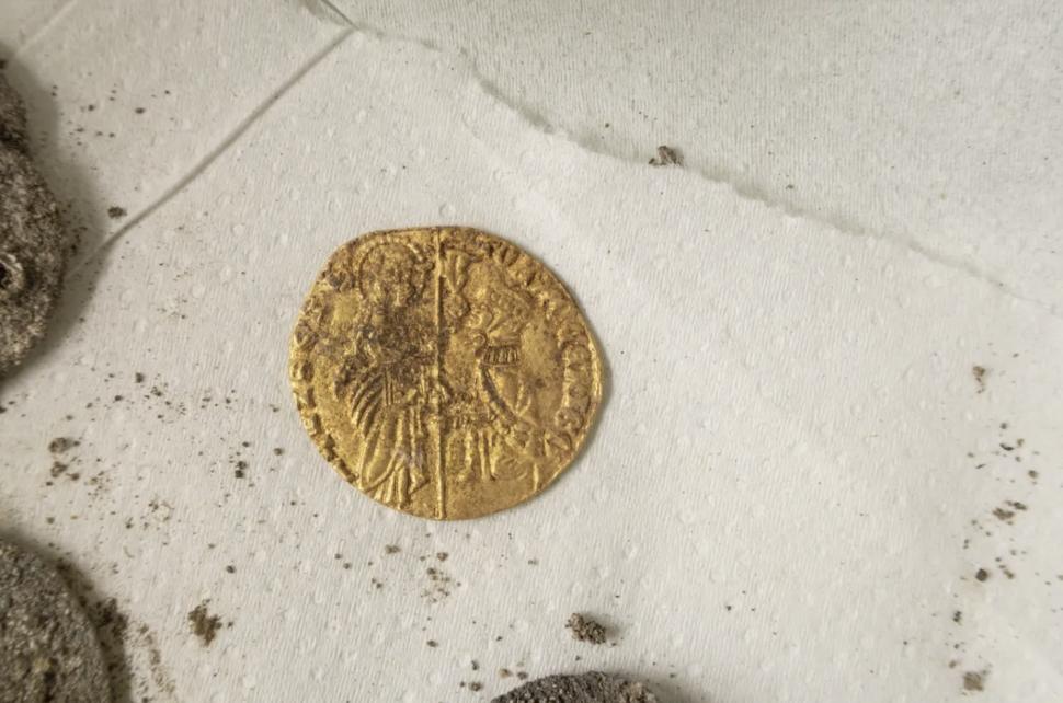 Descoperire arheologică rară: Un tezaur de sute de monede venețiene, din aur și argint, a fost găsit în ulcioare, lângă Marea Galileei 948314