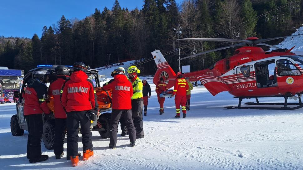 Accident grav pe pârtia Sorica din Azuga. Un bărbat s-a rănit grav la cap după ce a căzut la schi şi i-a crăpat casca 948391
