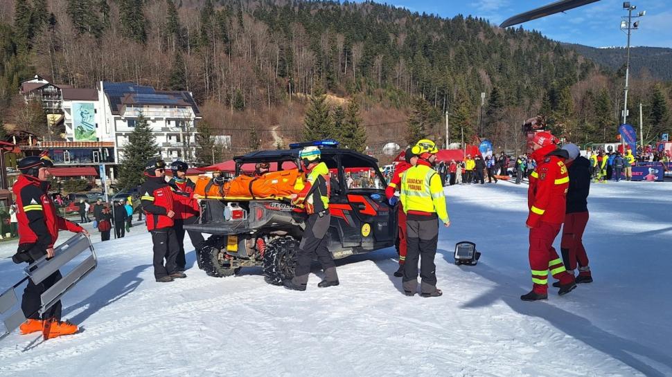 Accident grav pe pârtia Sorica din Azuga. Un bărbat s-a rănit grav la cap după ce a căzut la schi şi i-a crăpat casca 948392