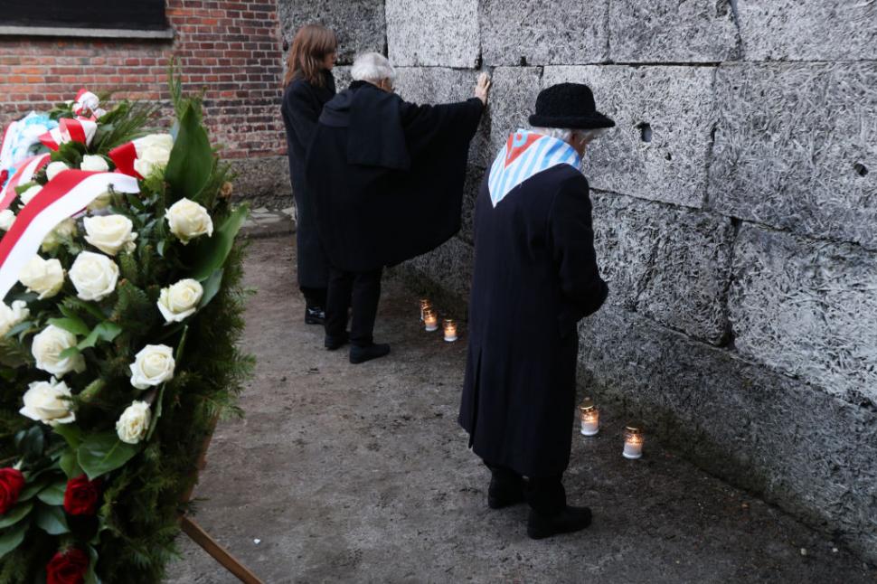 80 de ani de la eliberarea lagărului de la Auschwitz. Mai mulţi supravieţuitori au aprins lumânări şi au depus coroane de flori 948469