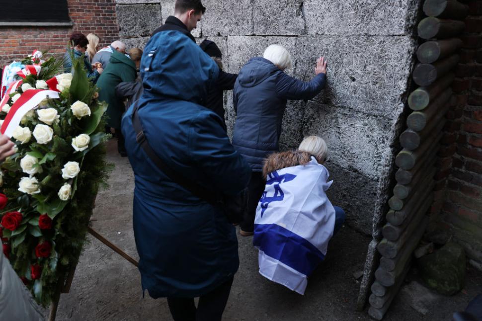 80 de ani de la eliberarea lagărului de la Auschwitz. Mai mulţi supravieţuitori au aprins lumânări şi au depus coroane de flori 948470