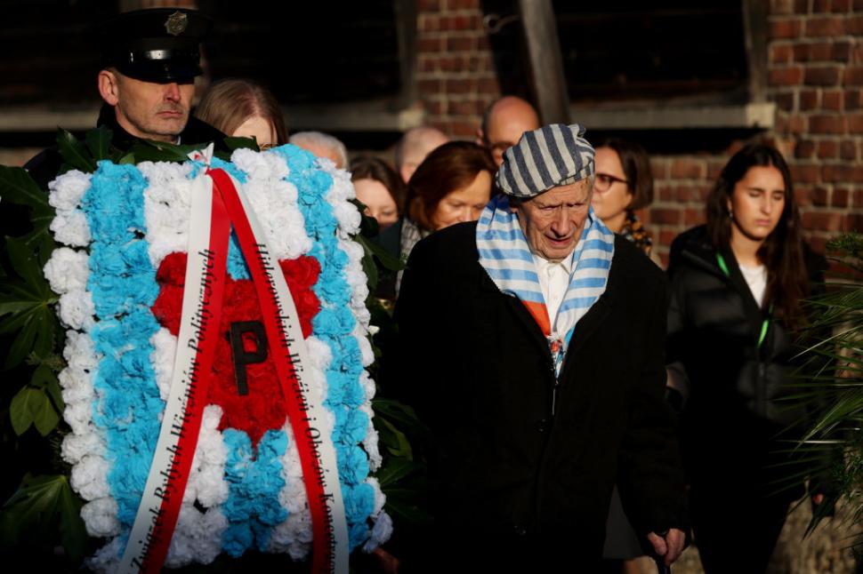 80 de ani de la eliberarea lagărului de la Auschwitz. Mai mulţi supravieţuitori au aprins lumânări şi au depus coroane de flori 948471