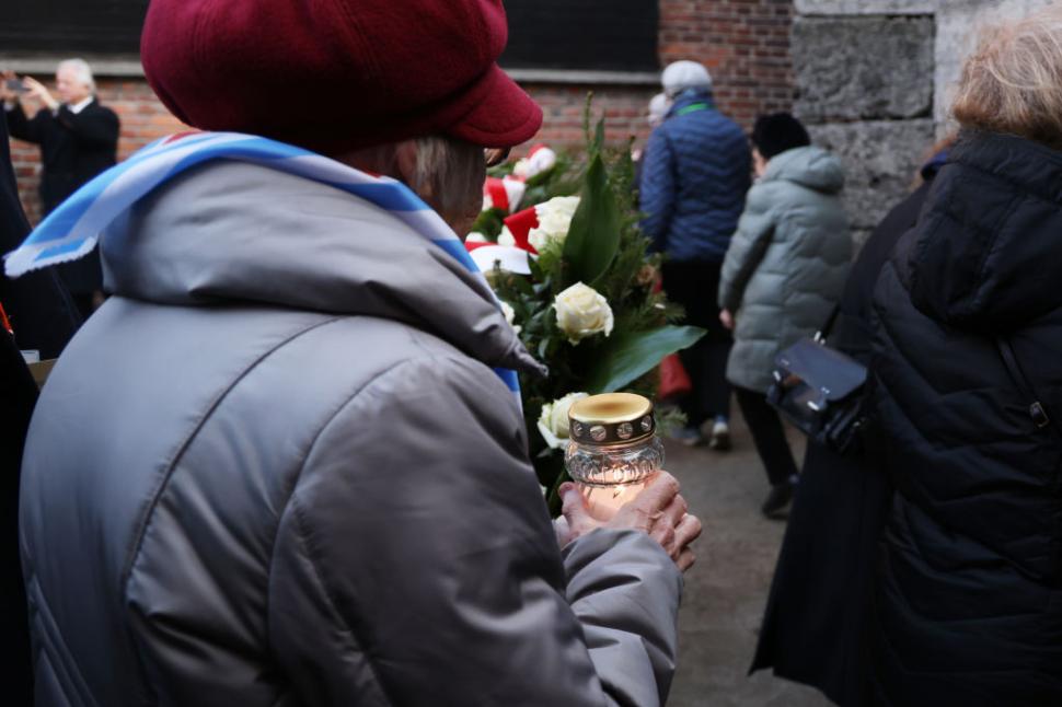 80 de ani de la eliberarea lagărului de la Auschwitz. Mai mulţi supravieţuitori au aprins lumânări şi au depus coroane de flori 948472
