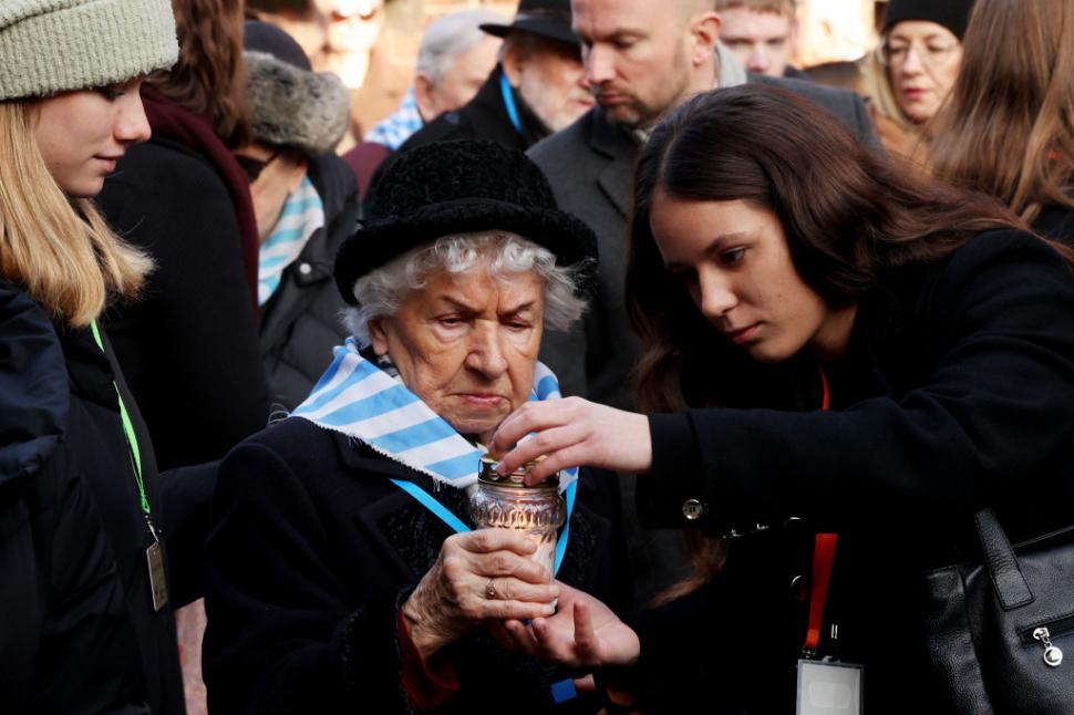 80 de ani de la eliberarea lagărului de la Auschwitz. Mai mulţi supravieţuitori au aprins lumânări şi au depus coroane de flori 948473