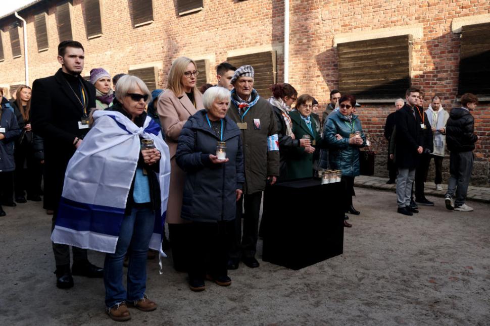 80 de ani de la eliberarea lagărului de la Auschwitz. Mai mulţi supravieţuitori au aprins lumânări şi au depus coroane de flori 948474
