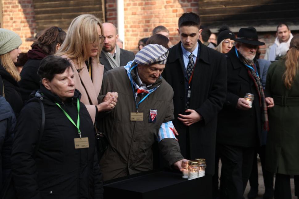 80 de ani de la eliberarea lagărului de la Auschwitz. Mai mulţi supravieţuitori au aprins lumânări şi au depus coroane de flori 948475
