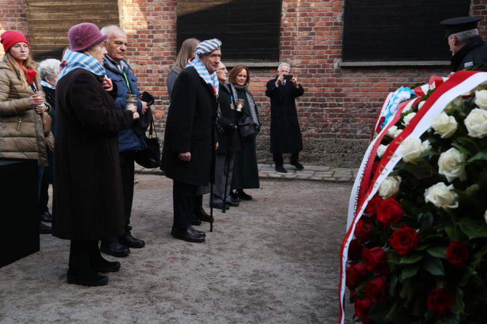 80 de ani de la eliberarea lagărului de la Auschwitz. Mai mulţi supravieţuitori au aprins lumânări şi au depus coroane de flori 948476