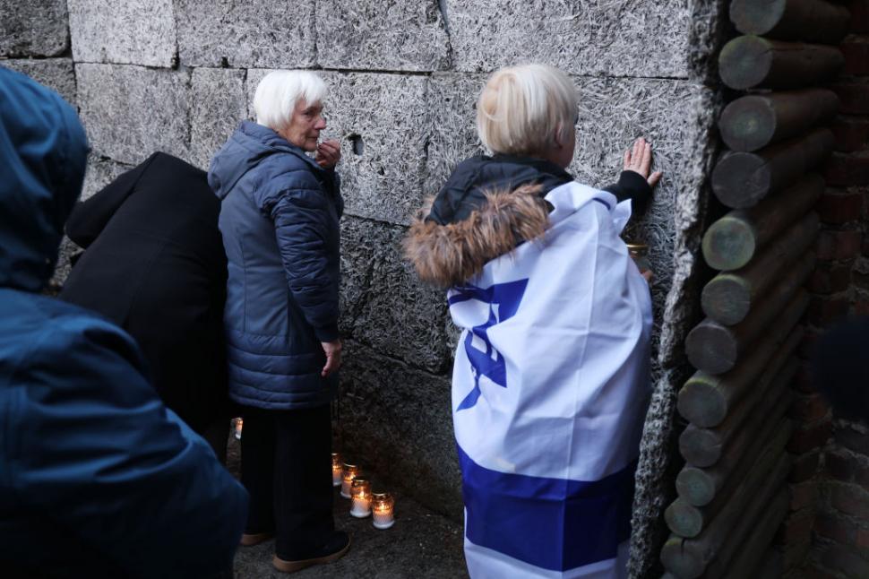 80 de ani de la eliberarea lagărului de la Auschwitz. Mai mulţi supravieţuitori au aprins lumânări şi au depus coroane de flori 948477