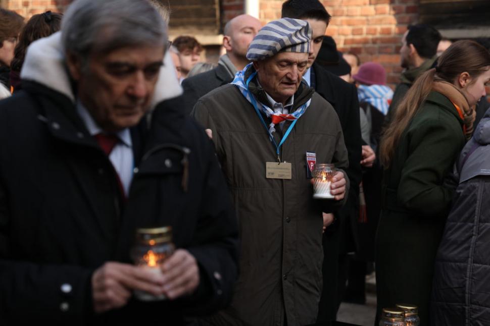 80 de ani de la eliberarea lagărului de la Auschwitz. Mai mulţi supravieţuitori au aprins lumânări şi au depus coroane de flori 948478