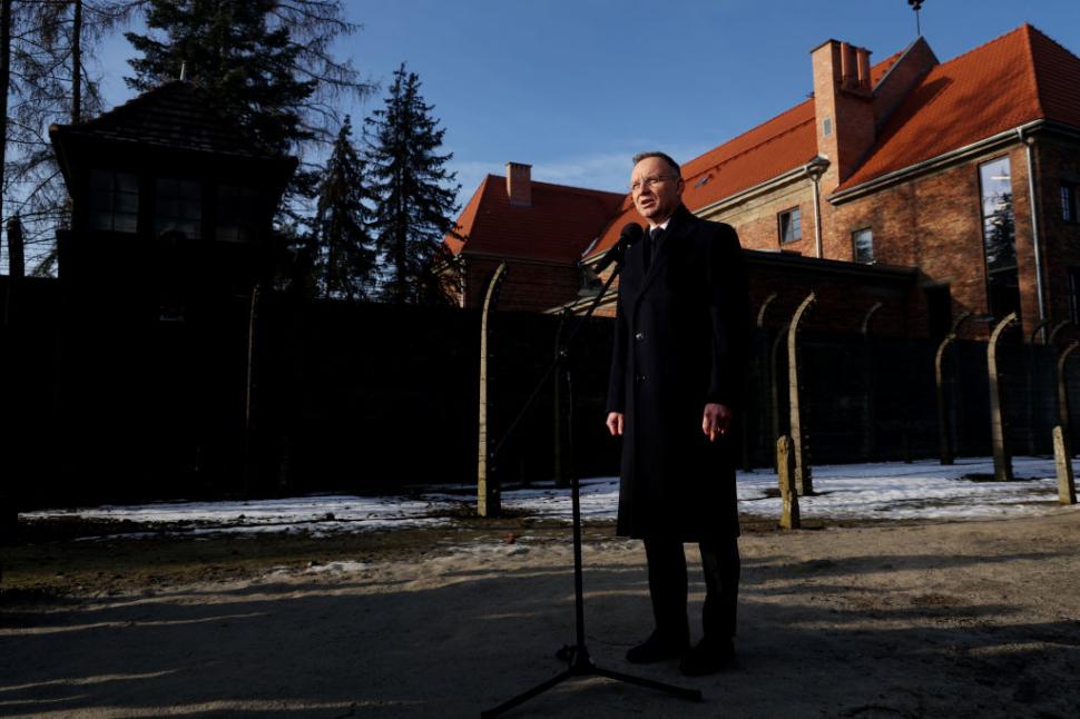 80 de ani de la eliberarea lagărului de la Auschwitz. Mai mulţi supravieţuitori au aprins lumânări şi au depus coroane de flori 948479