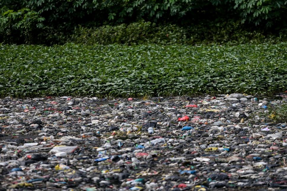 O poveste despre nepăsare: cum au ajuns 19 tone de gunoaie într-un râu, după ploaie 948508