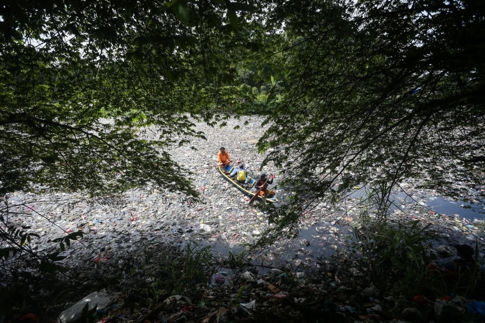 O poveste despre nepăsare: cum au ajuns 19 tone de gunoaie într-un râu, după ploaie 948510