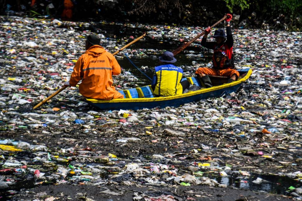 O poveste despre nepăsare: cum au ajuns 19 tone de gunoaie într-un râu, după ploaie 948512