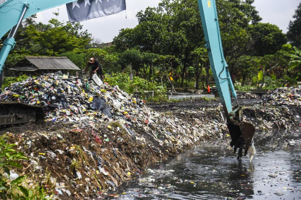 O poveste despre nepăsare: cum au ajuns 19 tone de gunoaie într-un râu, după ploaie 948514