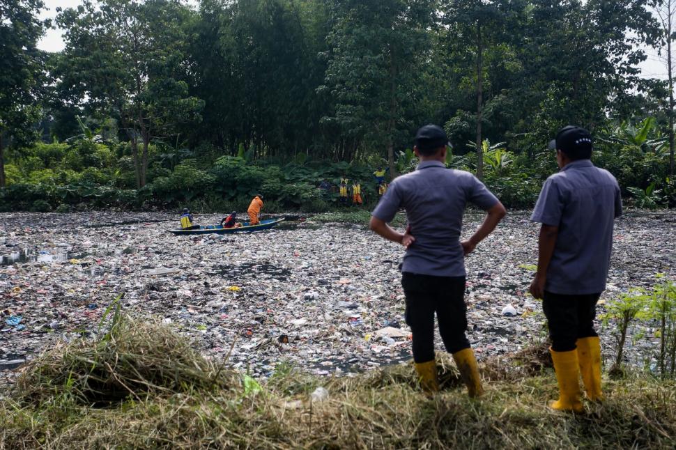 O poveste despre nepăsare: cum au ajuns 19 tone de gunoaie într-un râu, după ploaie 948515