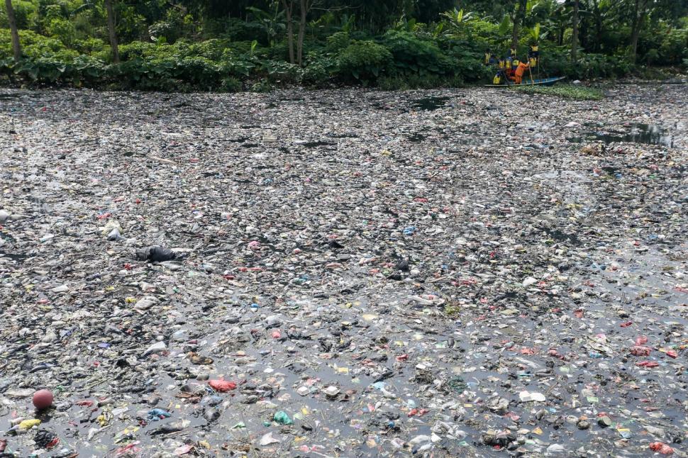 O poveste despre nepăsare: cum au ajuns 19 tone de gunoaie într-un râu, după ploaie 948516