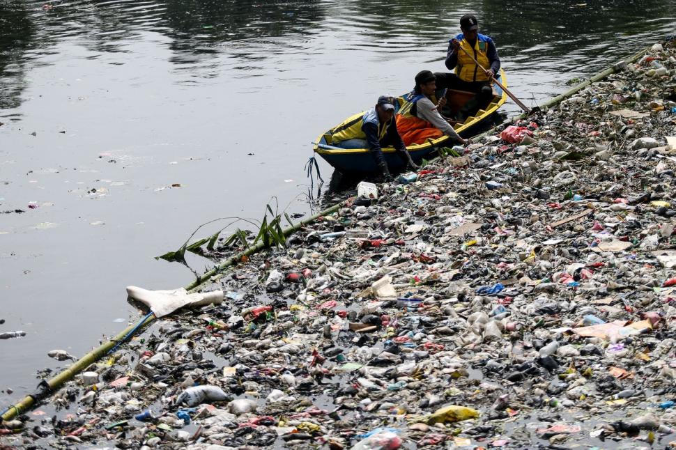 O poveste despre nepăsare: cum au ajuns 19 tone de gunoaie într-un râu, după ploaie 948517