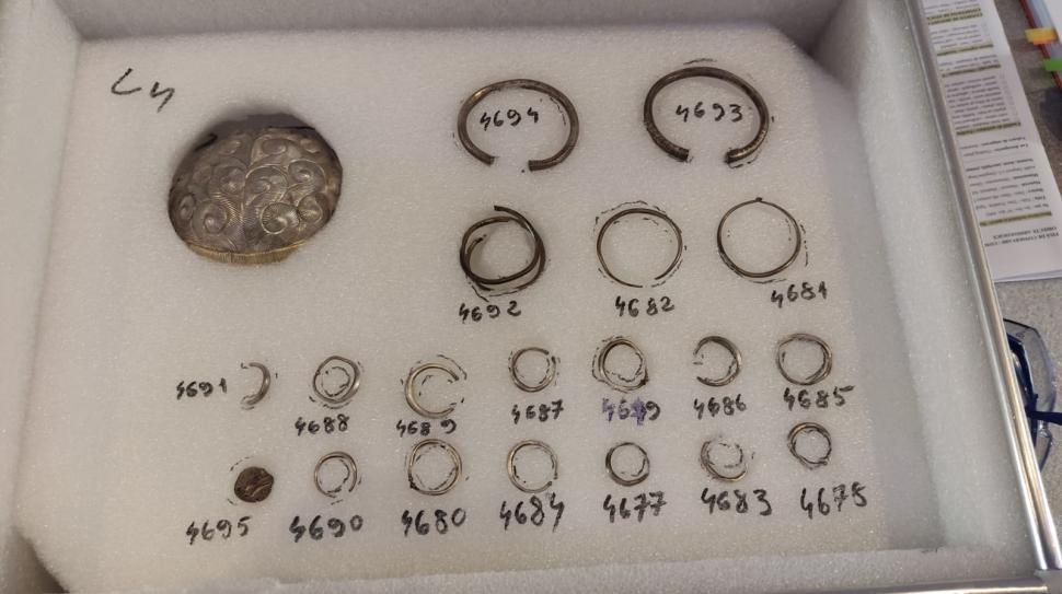 Ce a mai rămas din aurul României expus la Muzeul Drents. Experți de la Muzeul de Istorie sunt în Olanda ca să ia înapoi obiectele  948682