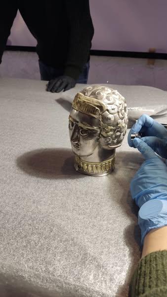 Ce a mai rămas din aurul României expus la Muzeul Drents. Experți de la Muzeul de Istorie sunt în Olanda ca să ia înapoi obiectele  948684