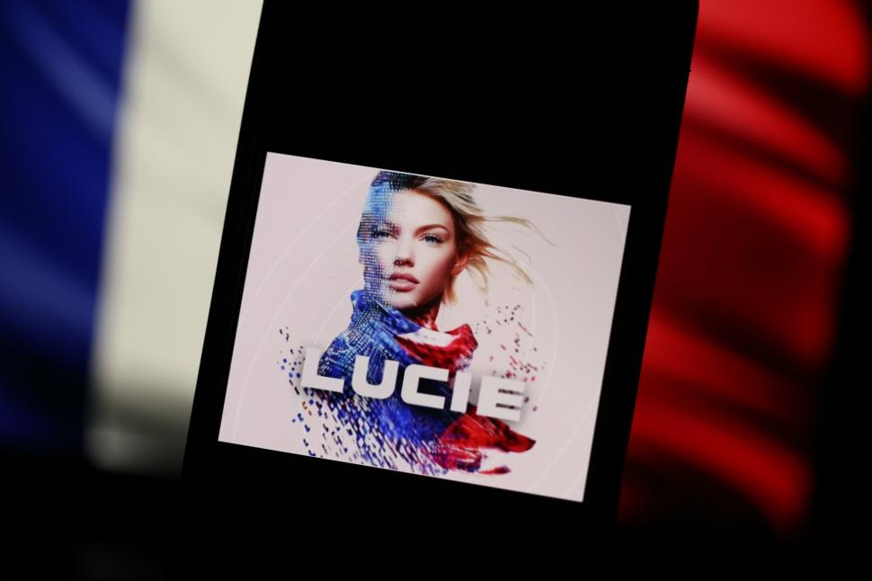 Franța retrage chatbotul AI Lucie după două zile. A spus că "ouăle de vacă" sunt bune și a calculat "rădăcina pătrată dintr-o capră" 948650