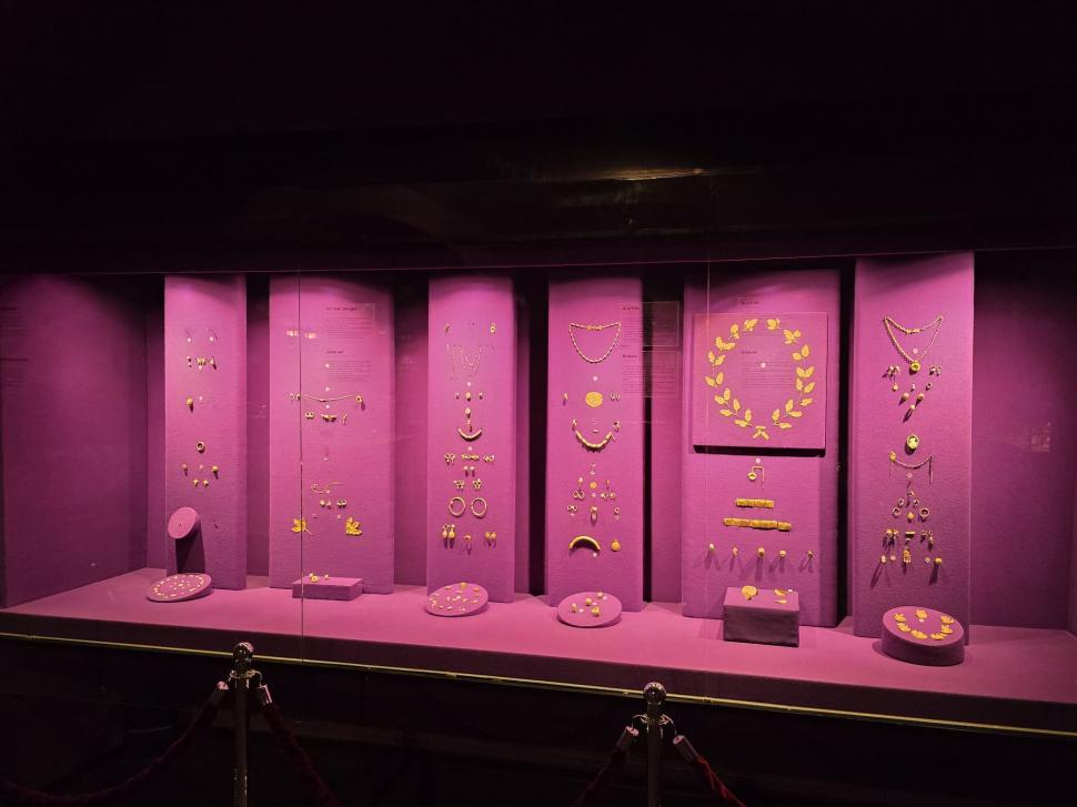 Aurul dacic a fost furat, dar cu Tezaurul de la Pietroasa peste care plouă în Muzeul Național de Istorie, ce facem?  948761