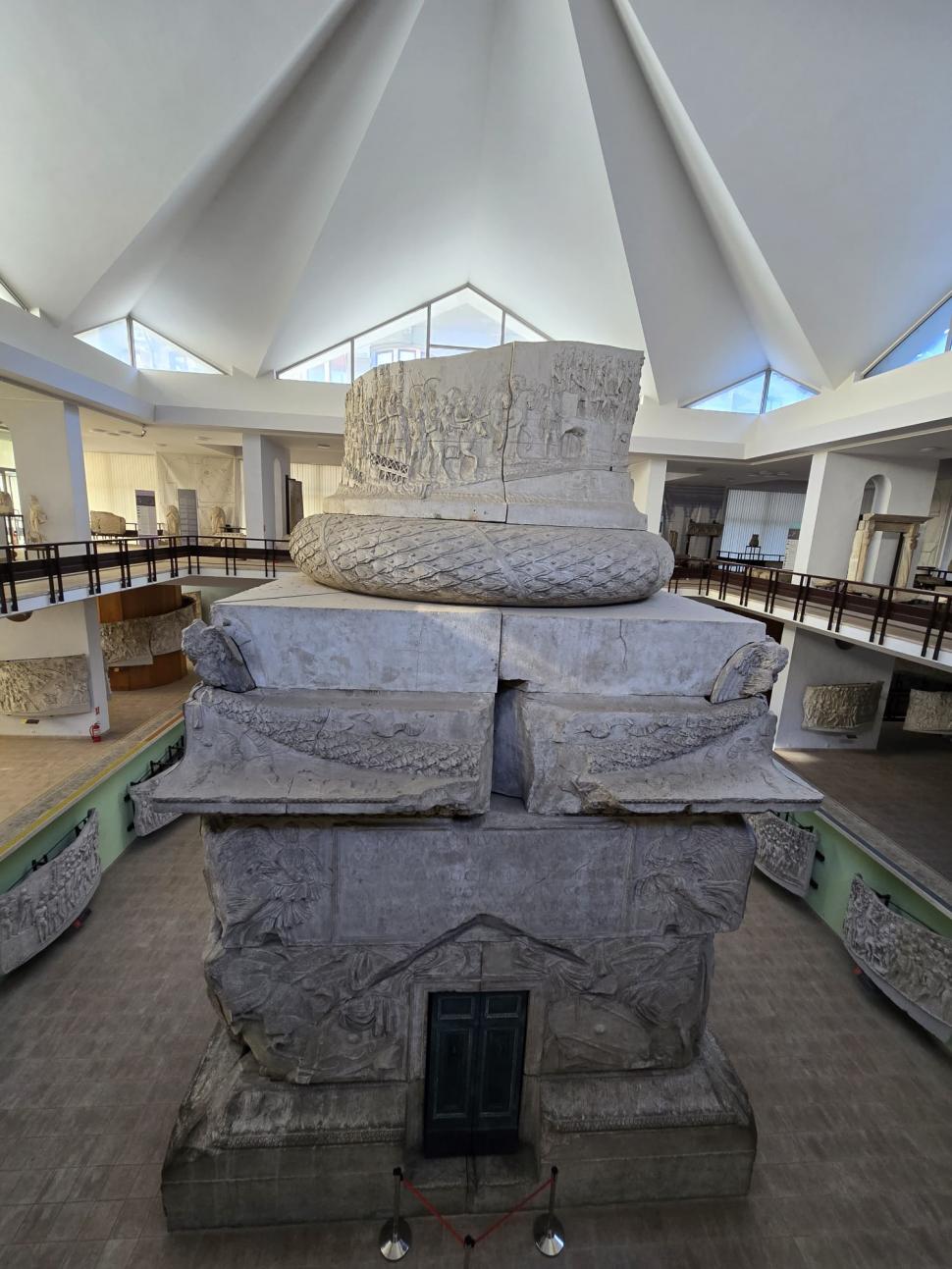 Aurul dacic a fost furat, dar cu Tezaurul de la Pietroasa peste care plouă în Muzeul Național de Istorie, ce facem?  948792