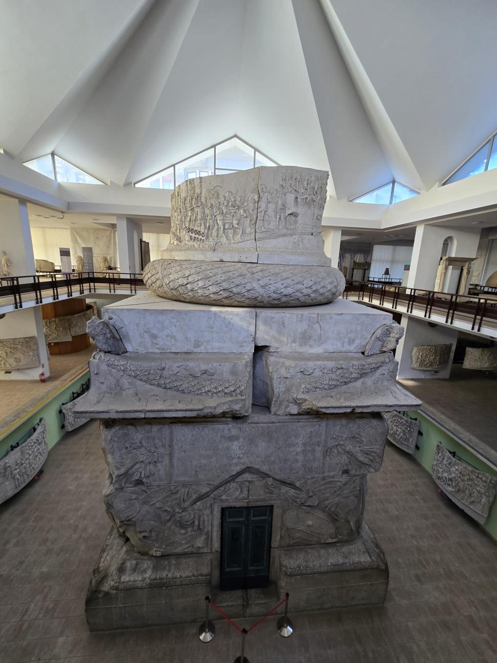 Aurul dacic a fost furat, dar cu Tezaurul de la Pietroasa peste care plouă în Muzeul Național de Istorie, ce facem?  948793