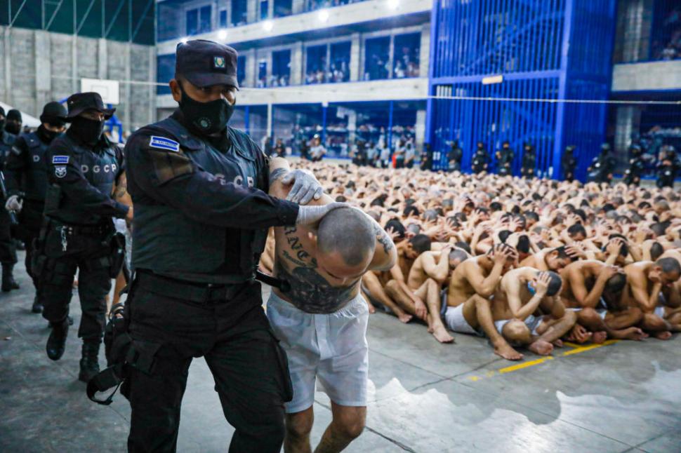 Izolați în celule, forțați să doarmă pe paturi de oțel. Cum arată viața în cea mai periculoasă închisoare din lume: Nu e cale de ieșire 948879