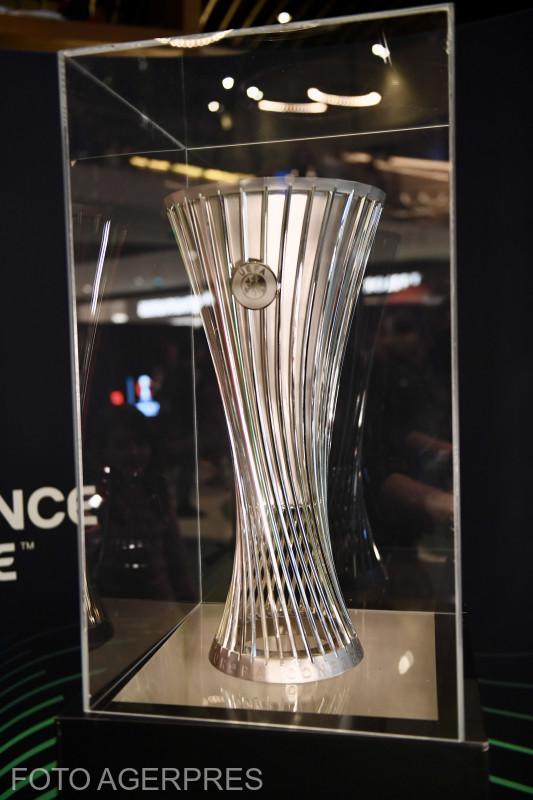 Două dintre cele mai dorite trofee, UEFA Europa League și UEFA Conference League, sunt expuse în București 949350