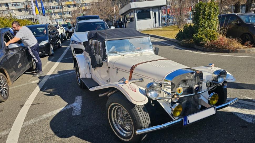 Imagini de colecţie cu un Ford Mustang din 1972 și o replică Mercedes-Benz SSK din 1929, aduse pentru inspecţie la RAR Griviţa 949327