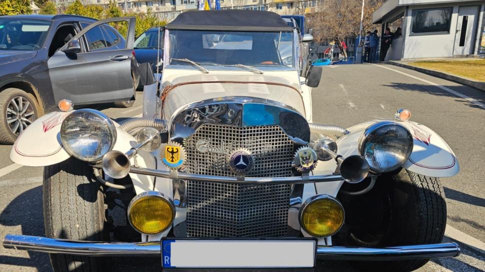 Imagini de colecţie cu un Ford Mustang din 1972 și o replică Mercedes-Benz SSK din 1929, aduse pentru inspecţie la RAR Griviţa 949328