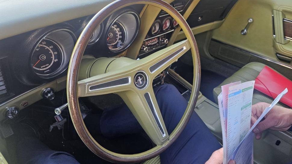 Imagini de colecţie cu un Ford Mustang din 1972 și o replică Mercedes-Benz SSK din 1929, aduse pentru inspecţie la RAR Griviţa 949330