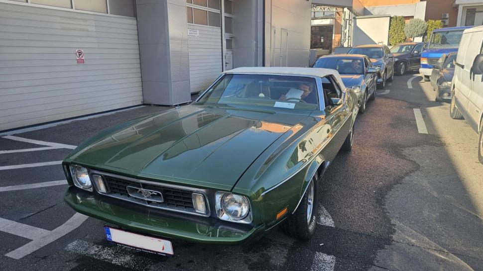 Imagini de colecţie cu un Ford Mustang din 1972 și o replică Mercedes-Benz SSK din 1929, aduse pentru inspecţie la RAR Griviţa 949332
