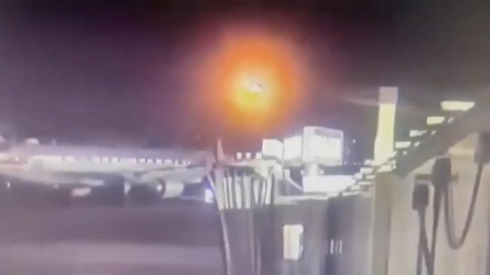 Momentul în care avionul cu pasageri se ciocnește în zbor cu elicopterul militar american, deasupra orașului Washington 949153