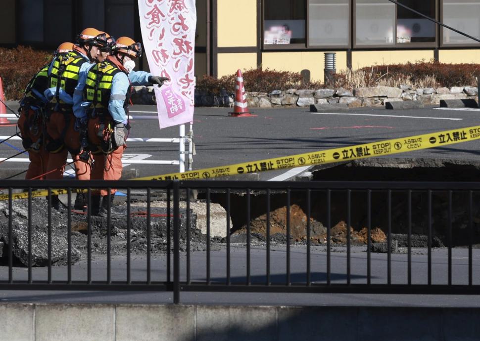 Peste 1 milion de cetățeni sunt rugați să folosească mai puțină apă, după ce o stradă s-a surpat și a înghițit un camion, în Japonia 949174