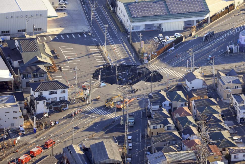 Peste 1 milion de cetățeni sunt rugați să folosească mai puțină apă, după ce o stradă s-a surpat și a înghițit un camion, în Japonia 949175